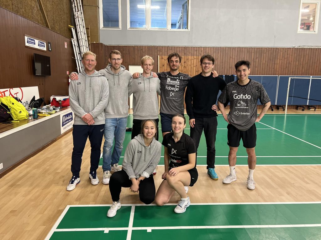 Kan vara en bild av 7 personer, personer som spelar basketboll, personer som spelar volleyboll och text