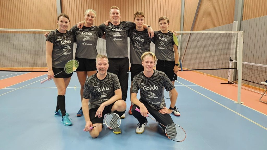 Kan vara en bild av 6 personer, personer som spelar volleyboll, personer som spelar tennis och text