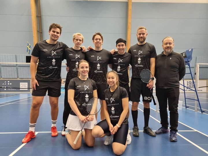 Kan vara en bild av 7 personer, personer som spelar volleyboll, personer som spelar tennis och text