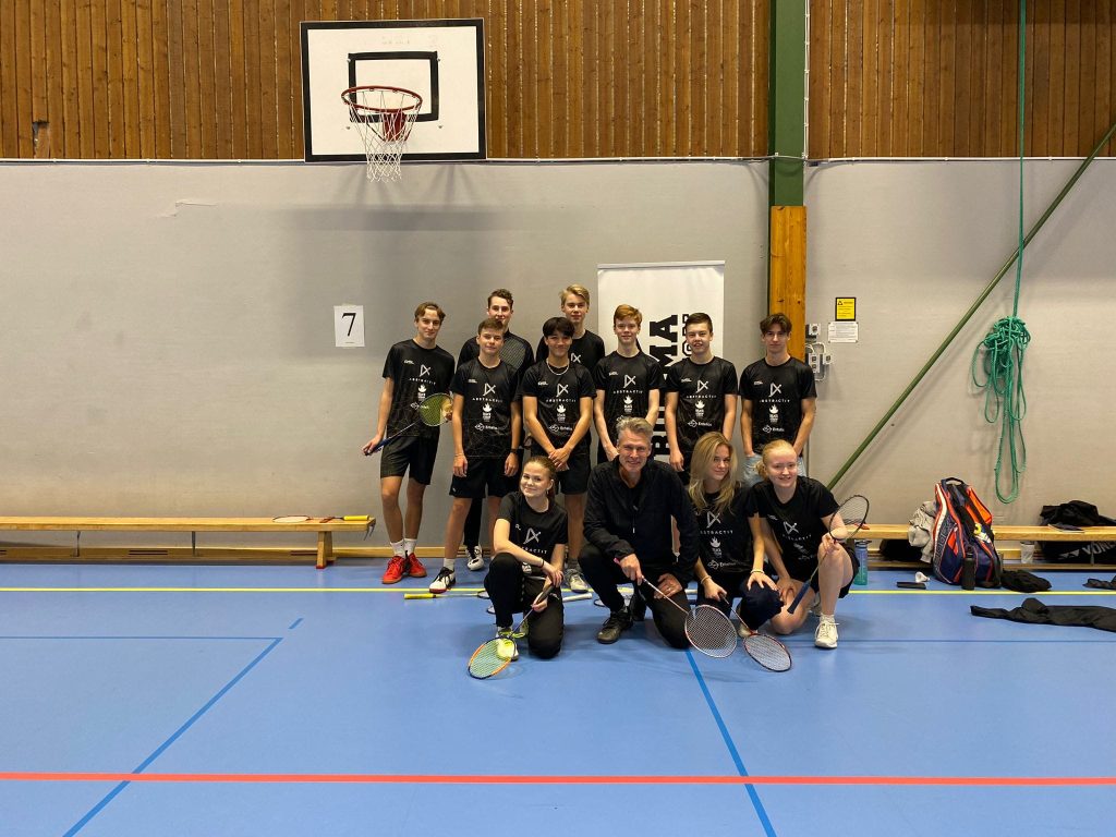 Kan vara en bild av 9 personer, personer som spelar volleyboll och personer som spelar basketboll