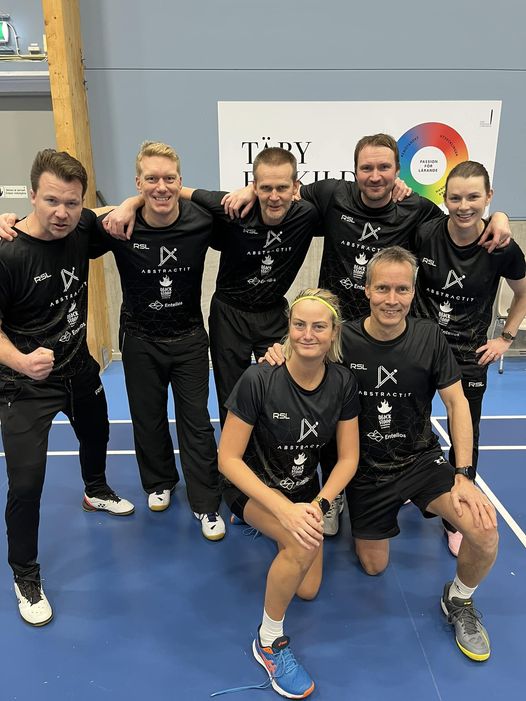 Kan vara en bild av 3 personer, personer som spelar volleyboll, personer som spelar basketboll och text