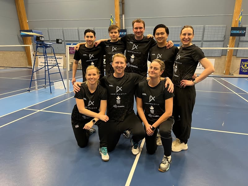 Kan vara en bild av 3 personer, personer som spelar volleyboll och trampolin