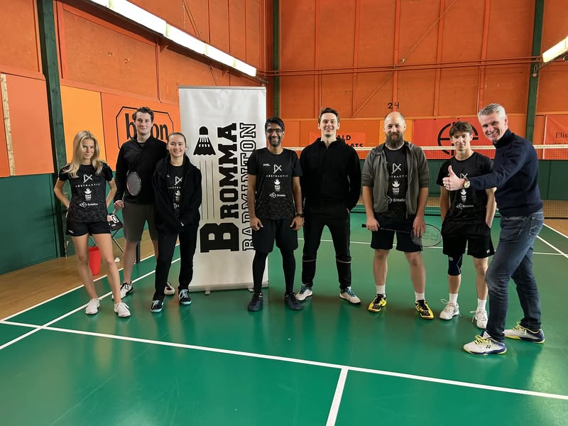 Kan vara en bild av 8 personer, personer som spelar fotboll, personer som spelar volleyboll, personer som spelar tennis, personer som spelar basketboll och text